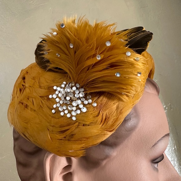 ENTHRALLING 1950s\' GOLD COLORED  FEATHER COCKTAIL HAT WITH FEATHER \